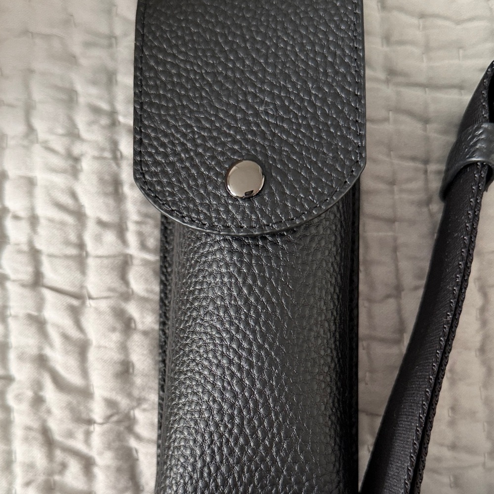 BANDOLIER Lana Glasses Strap
ADJUSTABLE CROSSBODY GLASSES POUCH IN BLACK/PEWTER - Picture 6 of 12